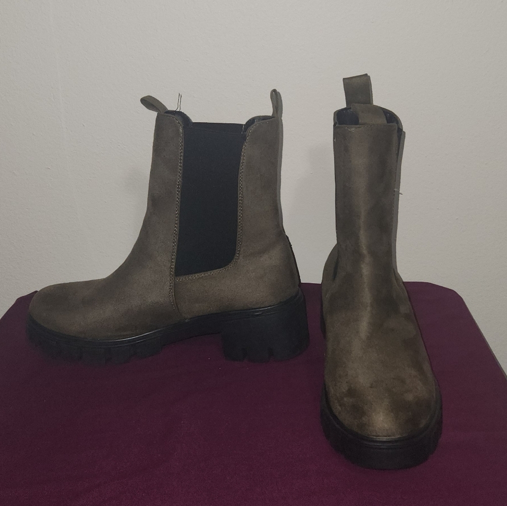 Ladies Sage Green Faux Suede Chelsea Boots Size 8